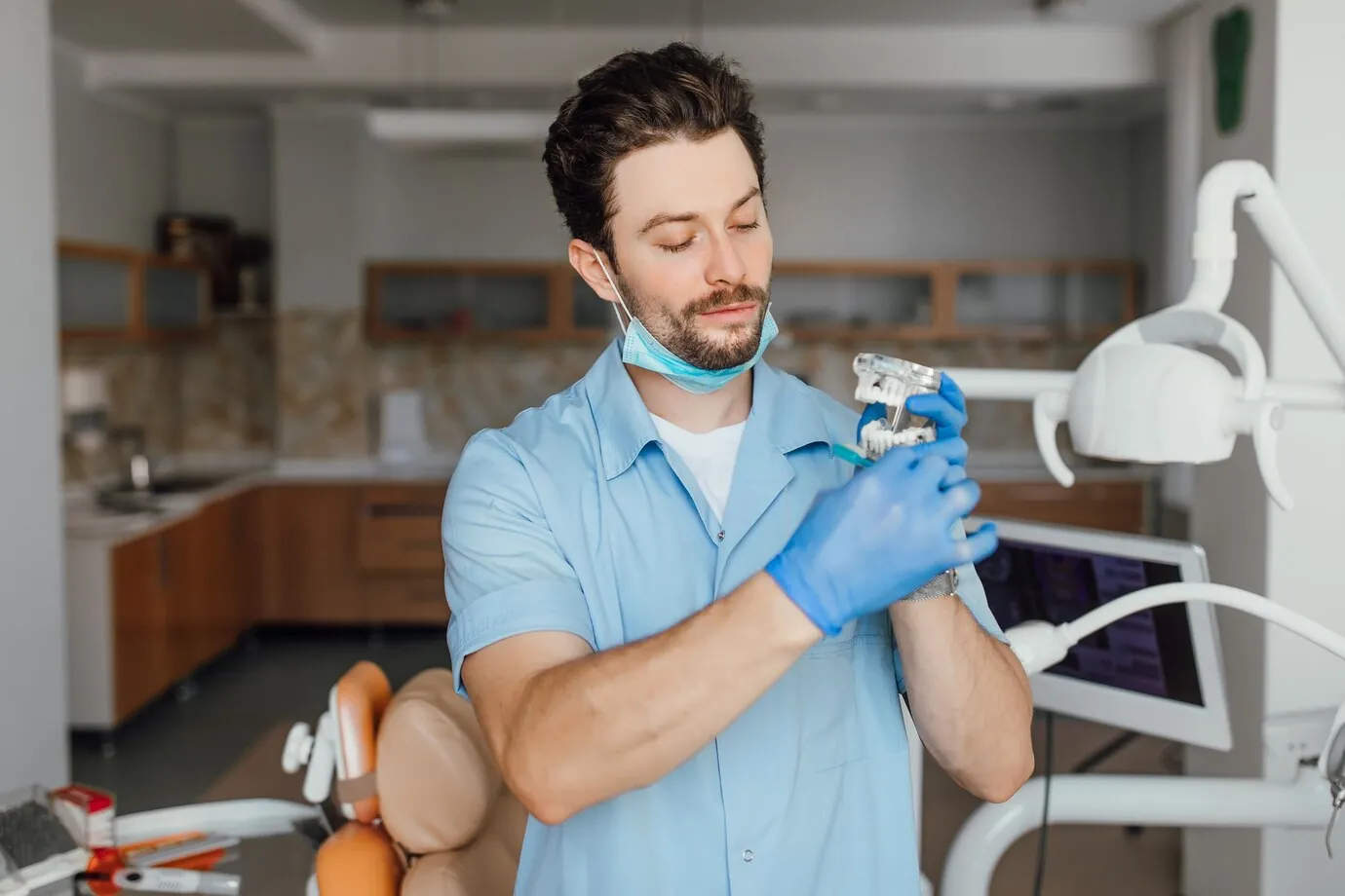 ¿Qué es un higienista dental y en qué se diferencia del dentista?