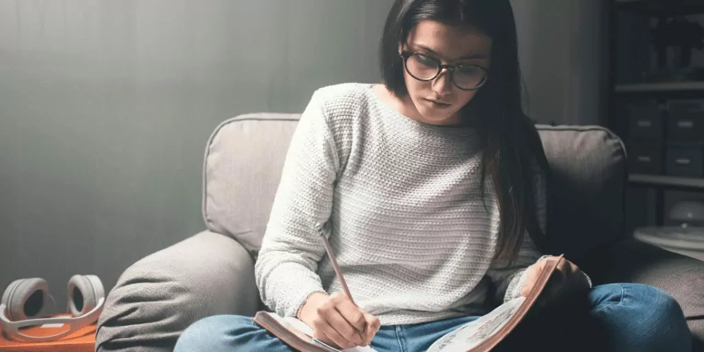 Com estudiar a la nit sense quedar-se adormit?