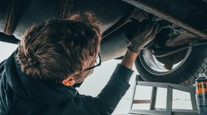 Qué hay que estudiar para ser mecánico de coches y cuál es su día a día