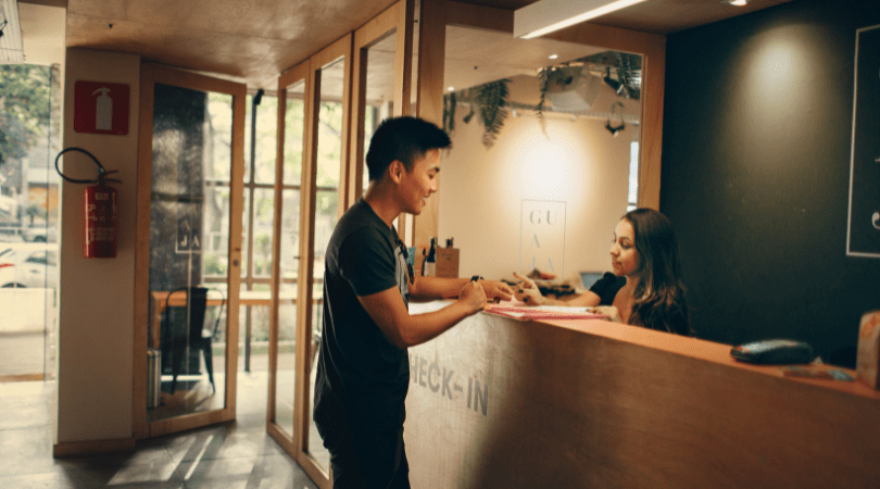 Recepcionista de hotel sueldo